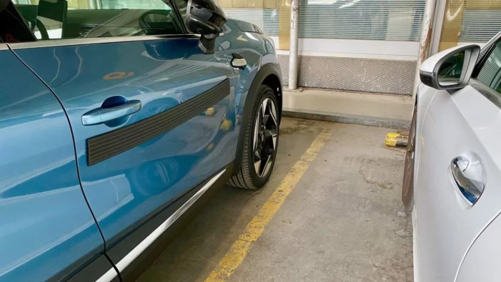 Protegé a tu coche de las marcas con este acccesorio que cuesta menos de 15 euros 2 Motor16 ¿Cómo colocar el protector en tu coche?