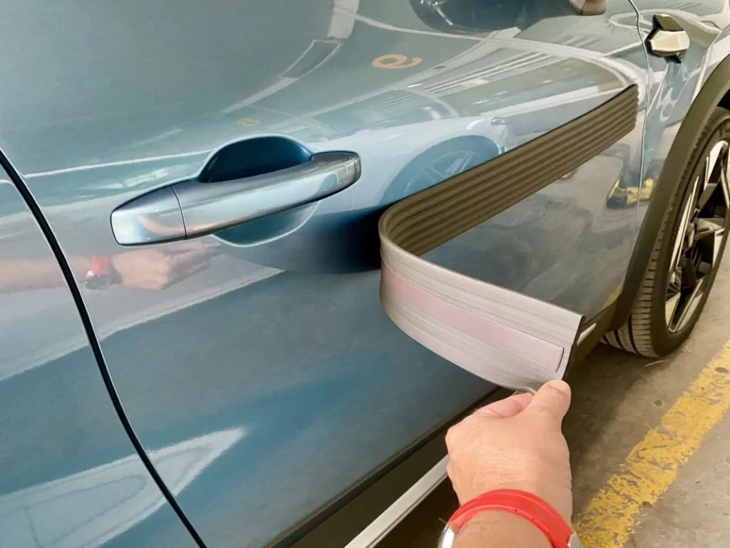 Protegé a tu coche de las marcas con este acccesorio que cuesta menos de 15 euros 1 Motor16 Las ventajas de los protectores de goma para cuidar al coche