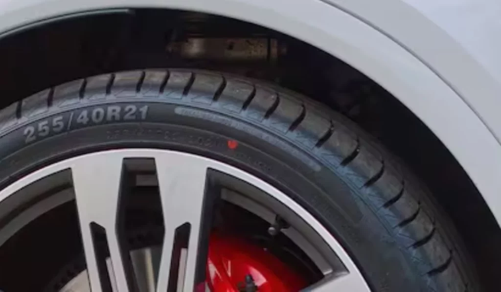 ¿Cuál es el signficado del punto rojo en el neumático de tu coche?