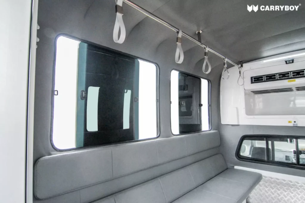 El Toyota Hilux se convierte en un minibús con una célula de quita y pon 6 Motor16 toyota hilux