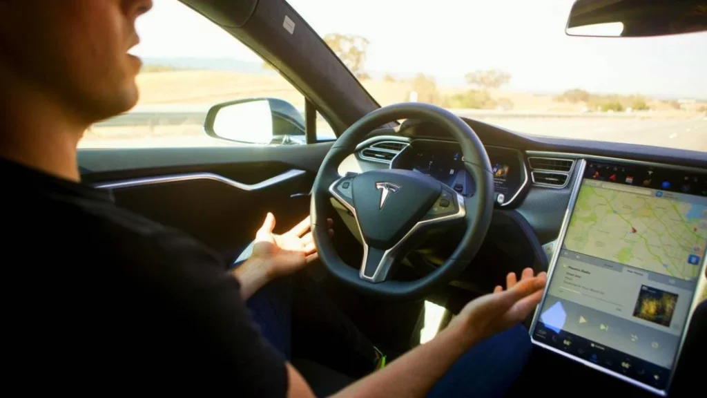 Los trucos que aprenden los conductores que utilizan el sistema Autopilot de Tesla.