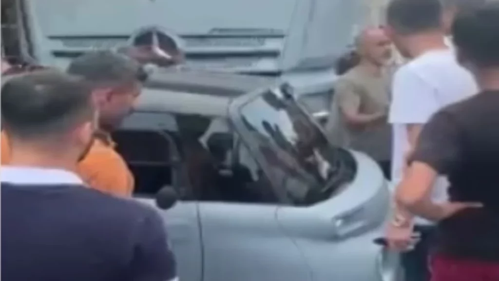 Citroën Ami Vs. Mercedes-Benz Actros: El pequeño siempre tiene las de perder 1 Motor16 Salieron los dos vehículos sin ningún golpe