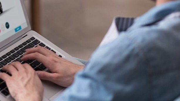 Busca, investiga y chequea