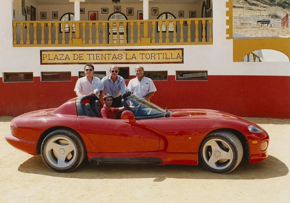Jesulín de Ubrique arriba de su Dodge Viper