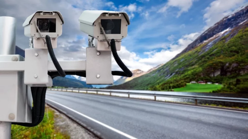 En una larga recta a 100 km/h: El lugar que la DGT ha elegido para instalar este radar de velocidad 33 Motor16 vigilando