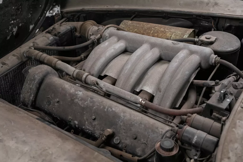 La locura de pagar un millón por algo que parece un Mercedes-Benz 300 SL Roadster 18 Motor16 1957 Mercedes Benz 300 SL Roadster RM 13 Motor16
