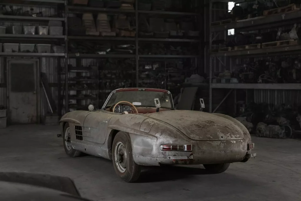 La locura de pagar un millón por algo que parece un Mercedes-Benz 300 SL Roadster 1 Motor16 1957 Mercedes-Benz 300 SL Roadster. RM Sotheby's. Imagen trasera.