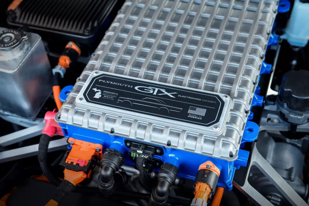 Mopar le pone las pilas a este Plymouth GTX de 1967 para el SEMA 15 Motor16 1967 Plymouth GTX Electromod 12 Motor16
