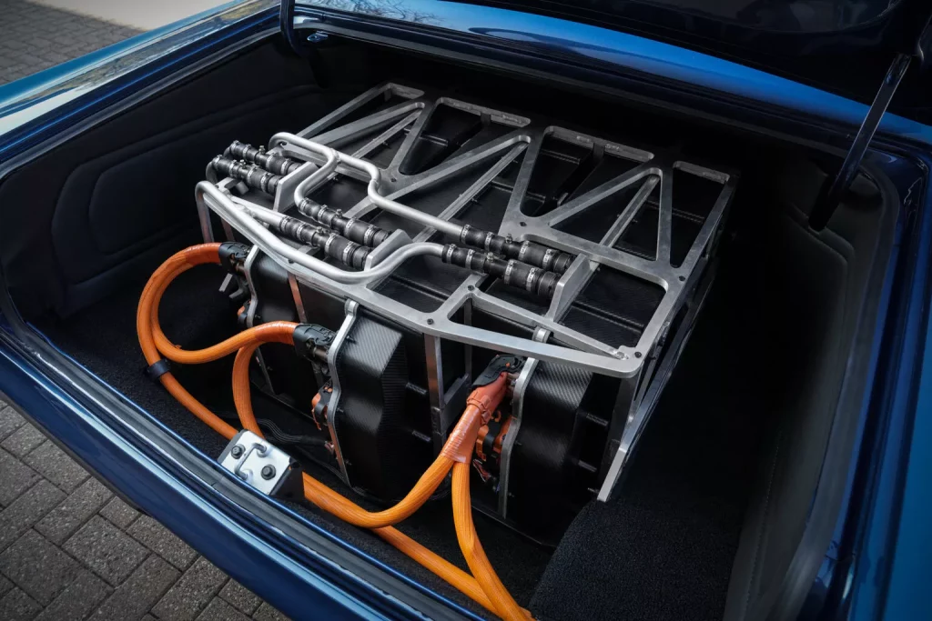 Mopar le pone las pilas a este Plymouth GTX de 1967 para el SEMA 16 Motor16 1967 Plymouth GTX Electromod 13 Motor16