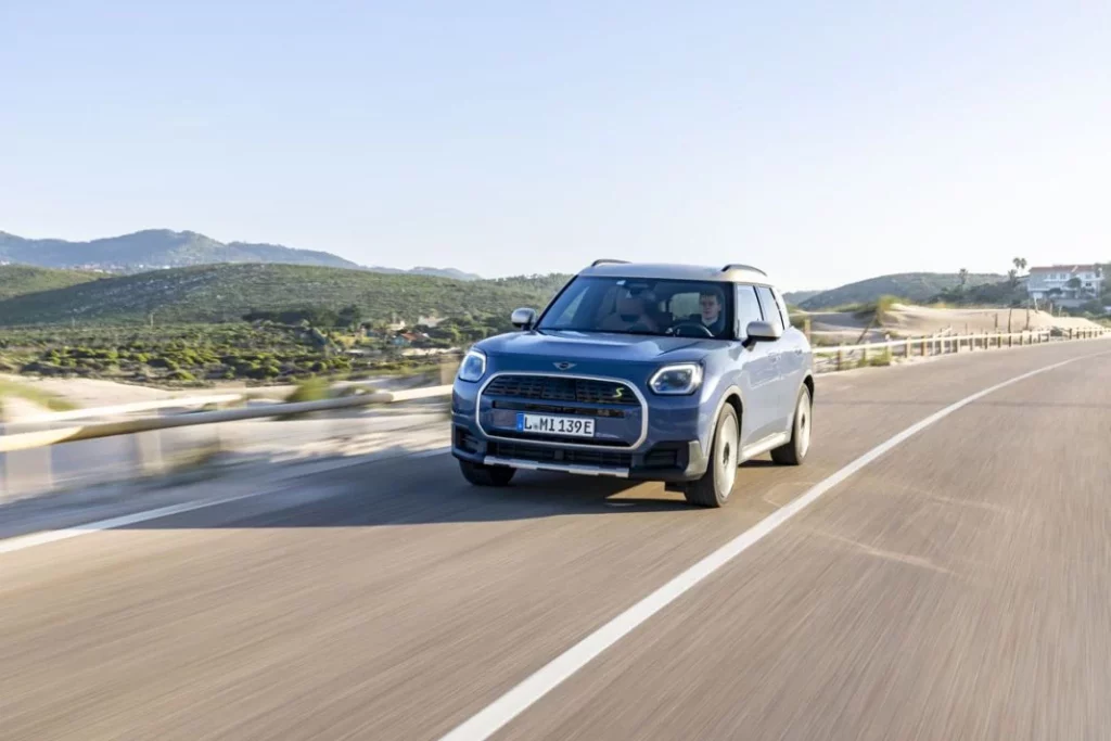 MINI y los dos estrenos de JCW para conquistar París 3 Motor16 1mini countryman se a Motor16