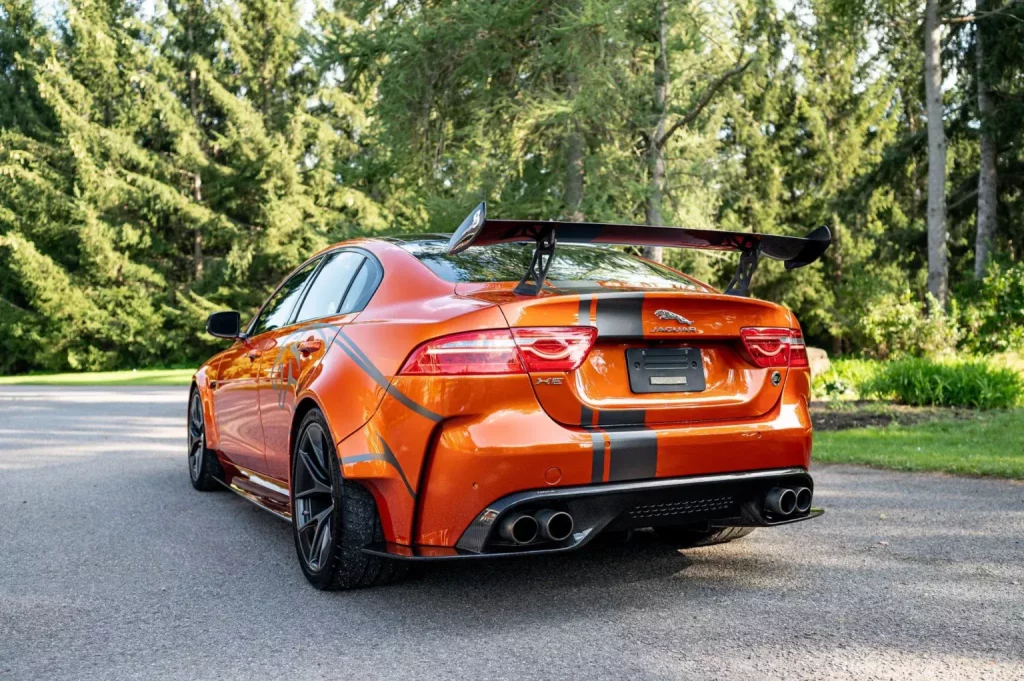 Uno de los 300 Jaguar XE SV Project 8 y a estrenar se vende a precio de F-Type 2 Motor16 2019 Jaguar XE SV Project 8. Bring A Trailer. Imagen trasera.
