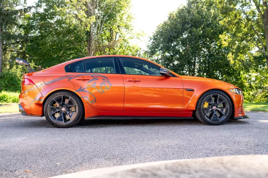 Uno de los 300 Jaguar XE SV Project 8 y a estrenar se vende a precio de F-Type 13 Motor16 2019 Jaguar XE SV Project 8 BaT 13 Motor16