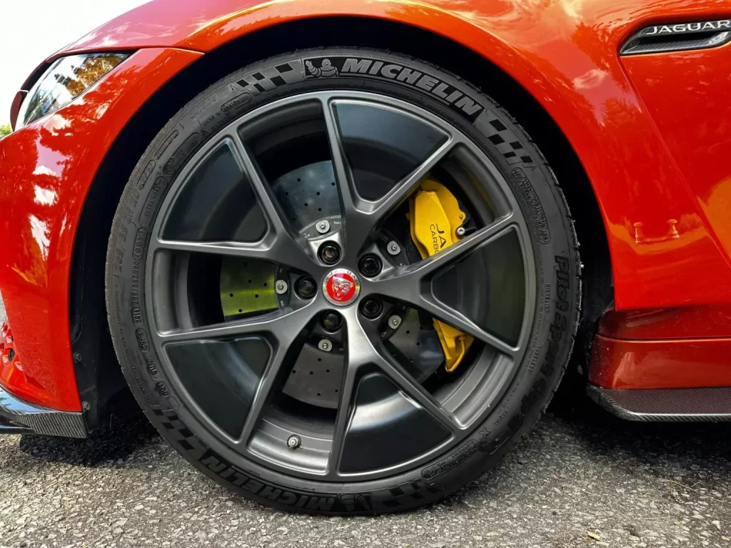 Uno de los 300 Jaguar XE SV Project 8 y a estrenar se vende a precio de F-Type 19 Motor16 2019 Jaguar XE SV Project 8 BaT 16 Motor16