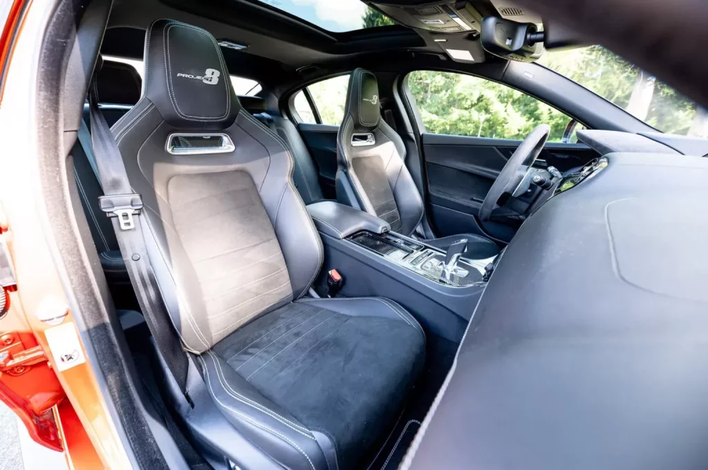 Uno de los 300 Jaguar XE SV Project 8 y a estrenar se vende a precio de F-Type 3 Motor16 2019 Jaguar XE SV Project 8. Bring A Trailer. Imagen interior.