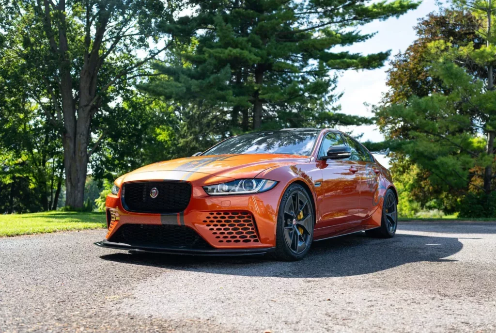 Uno de los 300 Jaguar XE SV Project 8 y a estrenar se vende a precio de F-Type 8 Motor16 2019 Jaguar XE SV Project 8 BaT 3 Motor16