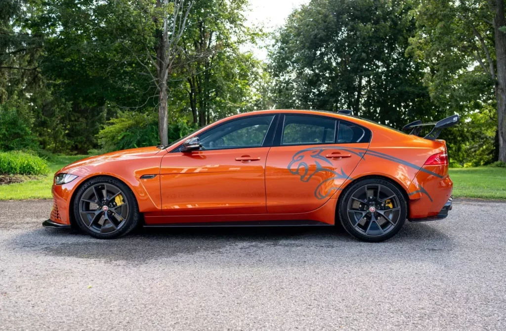 Uno de los 300 Jaguar XE SV Project 8 y a estrenar se vende a precio de F-Type 12 Motor16 2019 Jaguar XE SV Project 8 BaT 7 Motor16