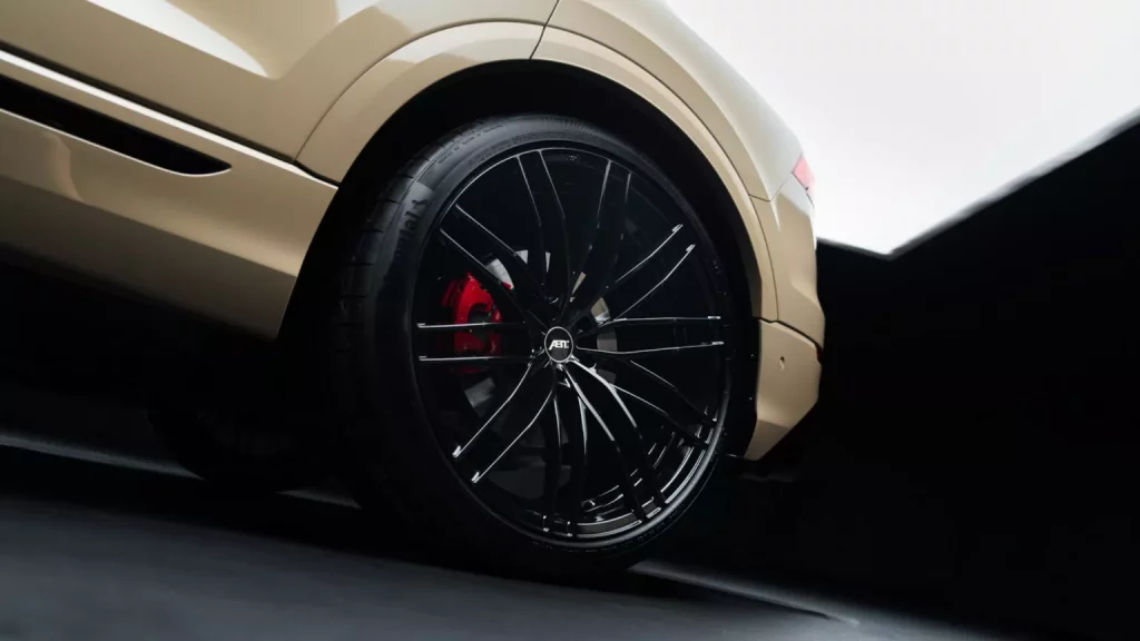 El Audi Q8 de ABT que nada tiene que envidiar al nuevo RS Q8 Performance 3 Motor16 2024 ABT Audi Q8. Imagen llanta.