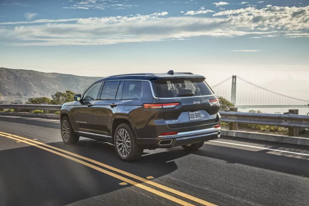 El Jeep Grand Cherokee estrena temporada con hasta 3.695 euros de descuento 3 Motor16 2024 Jeep Grand Cherokee. Imagen movimiento.