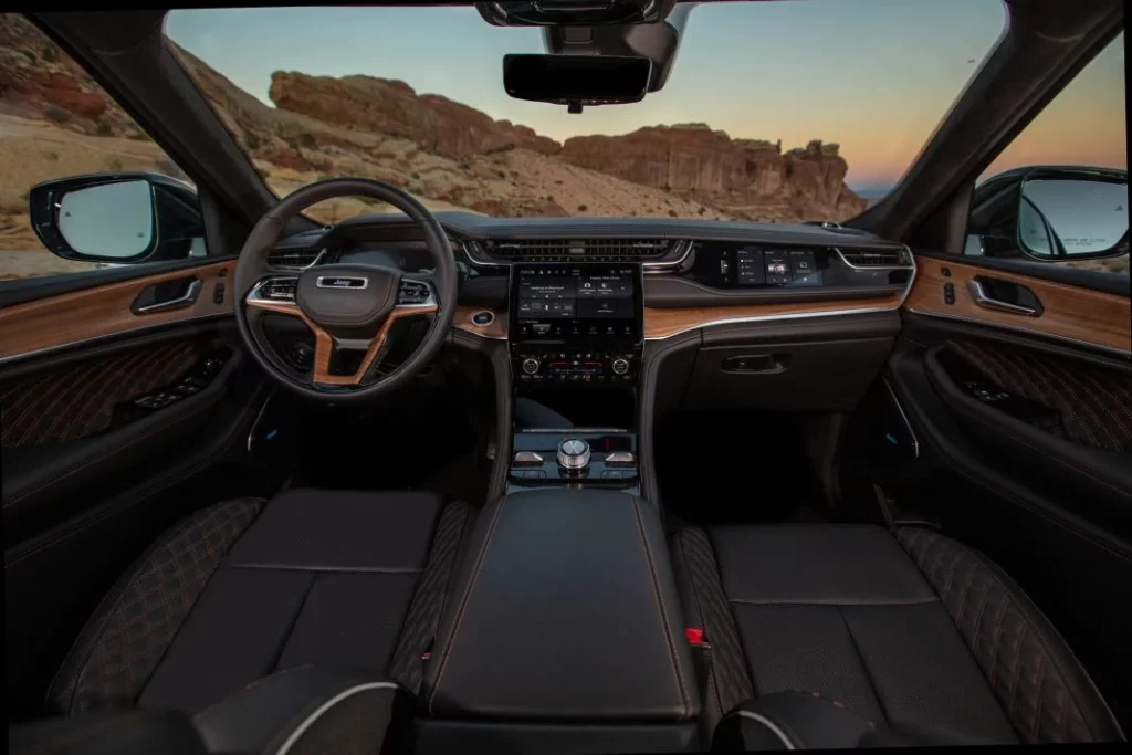 El Jeep Grand Cherokee estrena temporada con hasta 3.695 euros de descuento 4 Motor16 2024 Jeep Grand Cherokee. Imagen salpicadero.