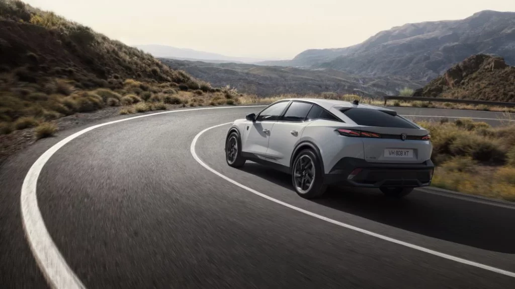 La familia del Peugeot 408 estrena versión eléctrica 3 Motor16 2024 Peugeot E-408. Imagen movimiento.
