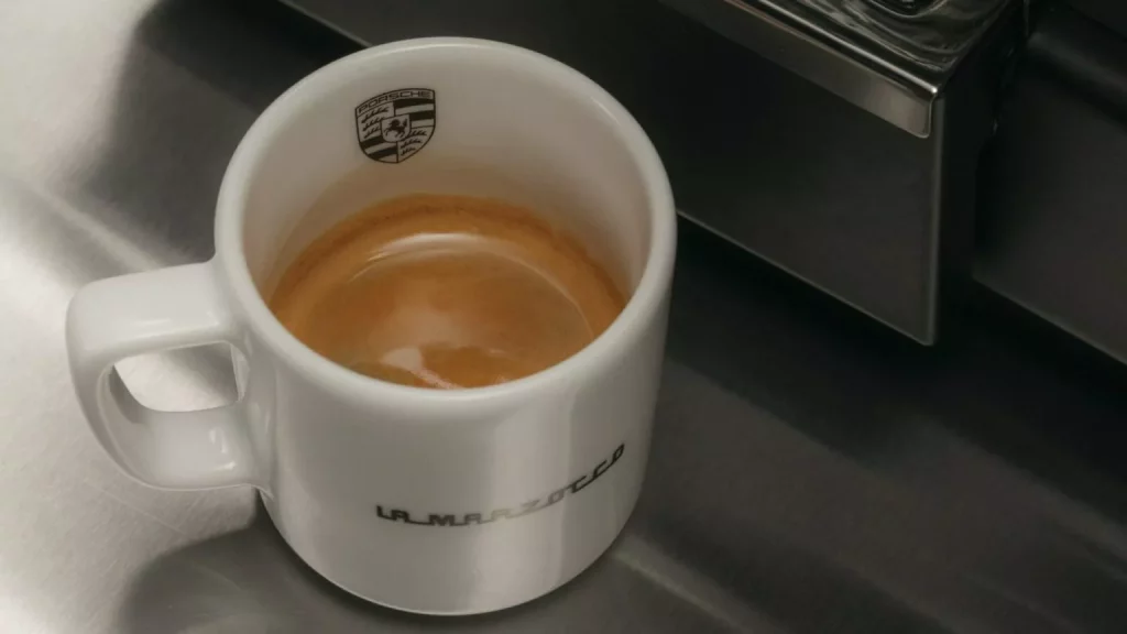 Porsche y La Marzocco crean la cafetera soñada por todo petrolhead 25 Motor16 2024 Porsche La Marzocco Cafetera 13 Motor16