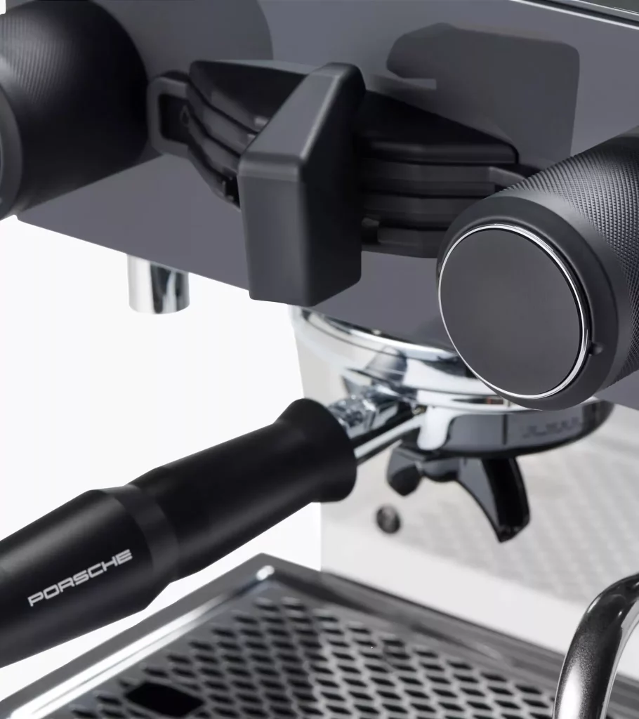 Porsche y La Marzocco crean la cafetera soñada por todo petrolhead 9 Motor16 2024 Porsche La Marzocco Cafetera 14 Motor16