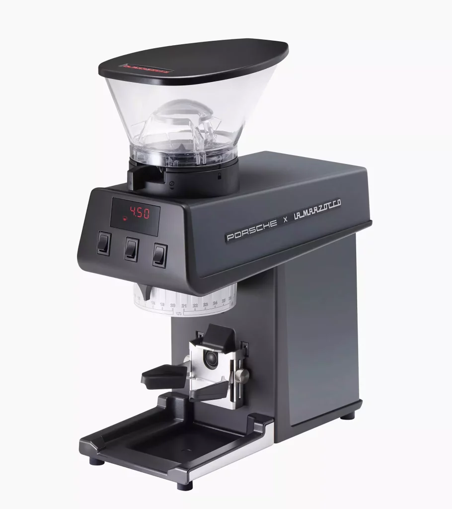 Porsche y La Marzocco crean la cafetera soñada por todo petrolhead 3 Motor16 2024 Porsche x La Marzocco. Cafetera. Imagen molinillo.