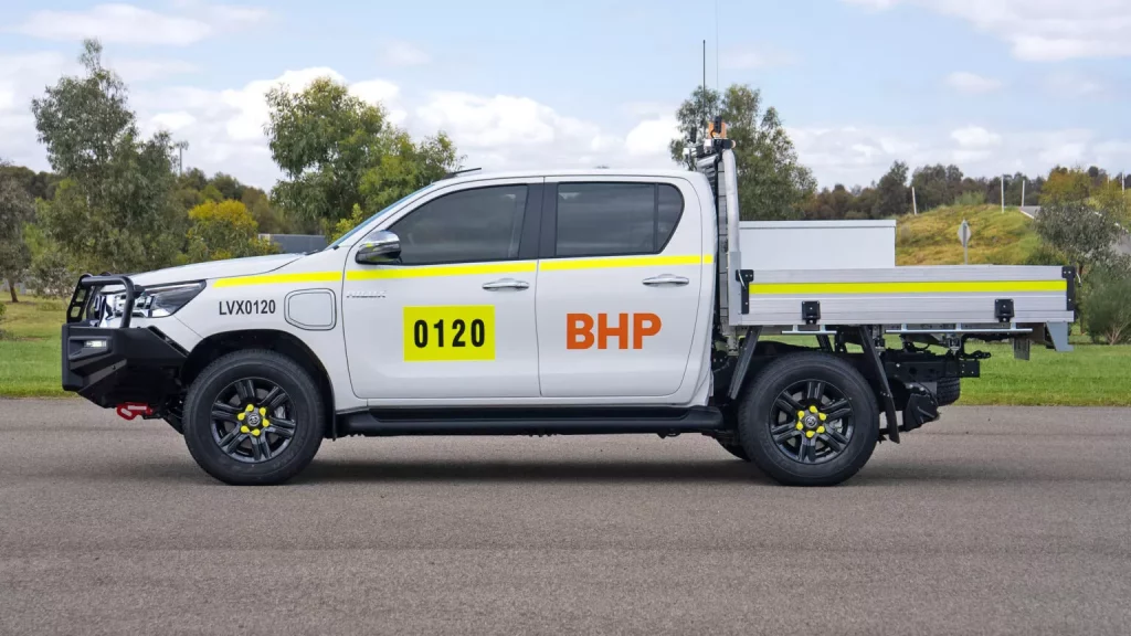 El Toyota Hilux eléctrico está más cerca: Este es su segundo prototipo 3 Motor16 2024 Toyota Hilux EV Prototype BHP. Imagen lateral.