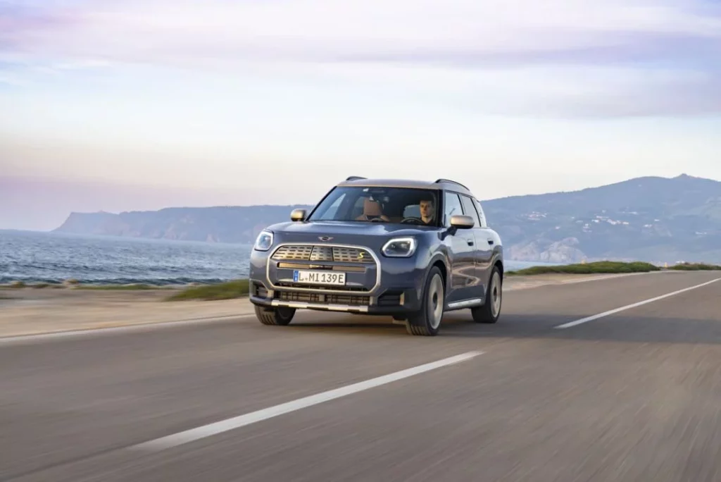 MINI y los dos estrenos de JCW para conquistar París 6 Motor16 2mini countryman se a Motor16