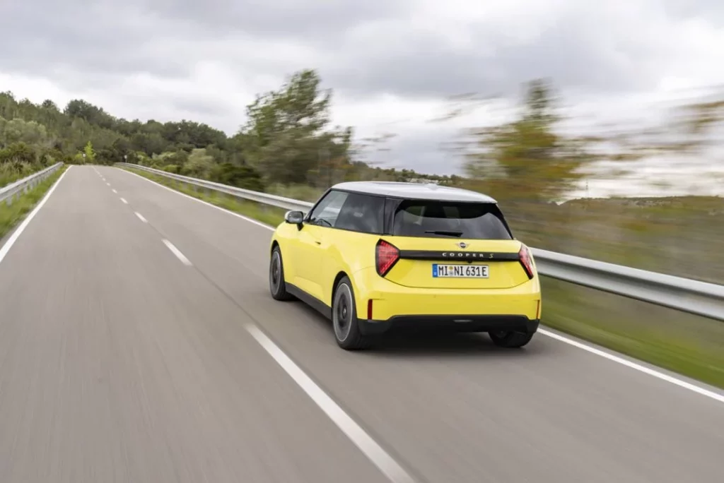 MINI y los dos estrenos de JCW para conquistar París 8 Motor16 3mini cooper se 05 20 Motor16