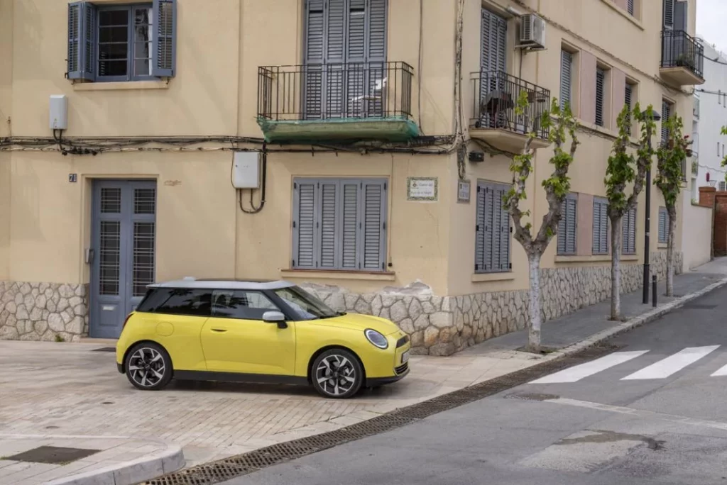 MINI y los dos estrenos de JCW para conquistar París 11 Motor16 4mini cooper se 05 20 Motor16