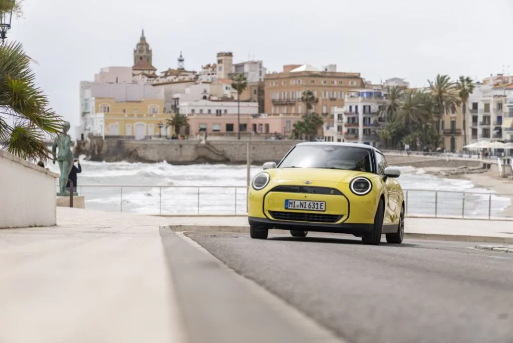 MINI y los dos estrenos de JCW para conquistar París 14 Motor16 5mini cooper se 05 20 Motor16