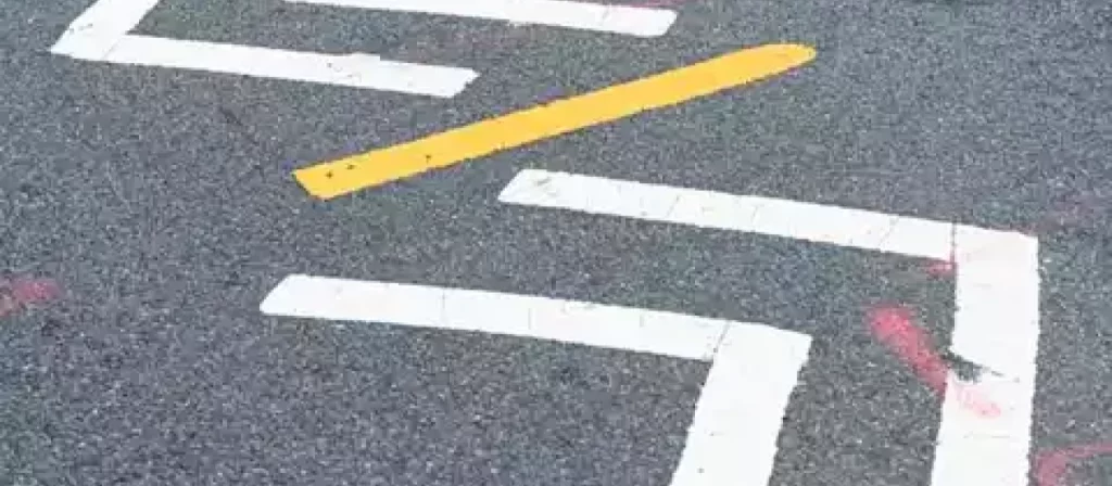 Las marcas viales que están pintando conductores anónimos y que les pueden salir por 3.000 euros 99 Motor16 marcas