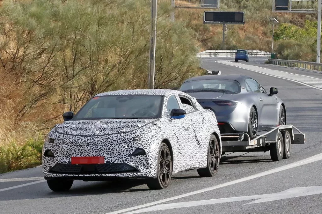 Fotos espía del Alpine A390 de producción, el más capaz de la gama 6 Motor16 Alpine A390 with A110 3 Motor16