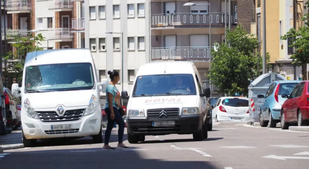 El barrio de Madrid que se ha peatonalizado para convertirse en un laberinto: Los vecinos estallan 2 Motor16 Doble fila paso peatones Motor16