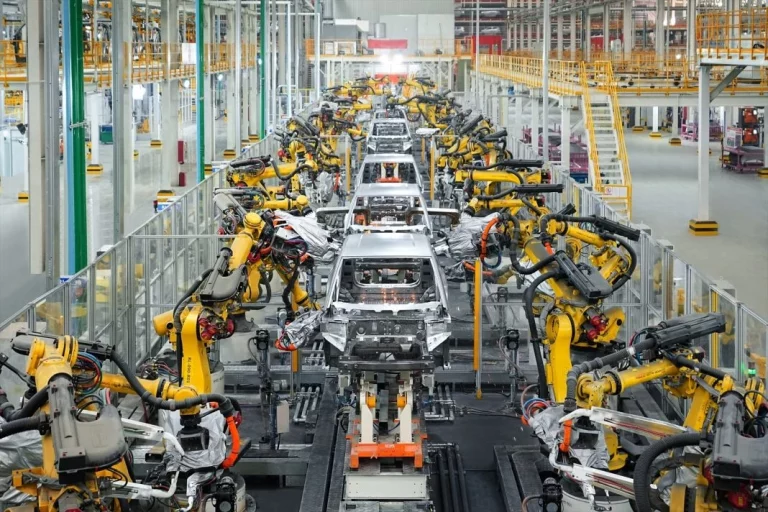Trump mueve ficha: Los coches fabricados fuera de EE.UU. tendrán un arancel del 25%