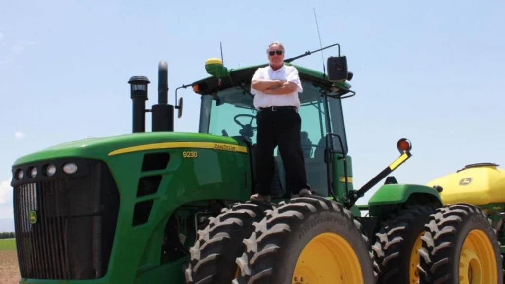 El vehículo en el que se mueve el hijo de Warren Buffett no pasa de 25 km/h 1 Motor16 ¿Qué características tiene el tractor de Howard Buffet?