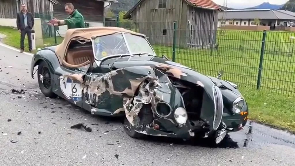 Por cosas así la DGT no deja de advertirnos por usar el móvil al volante: Porque este Jaguar XK120 cuesta 250.000 euros 1 Motor16 Las consecuencias del choque entre el Opel Insignia y el Jaguar XK120