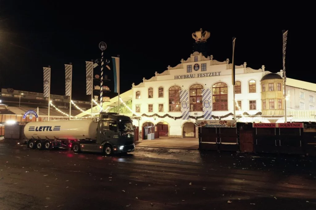 La cerveza y los pretzel del Oktoberfest viajan en camión eléctrico 1 Motor16 Mercedes Benz eActros 600 Oktoberfest1 Motor16