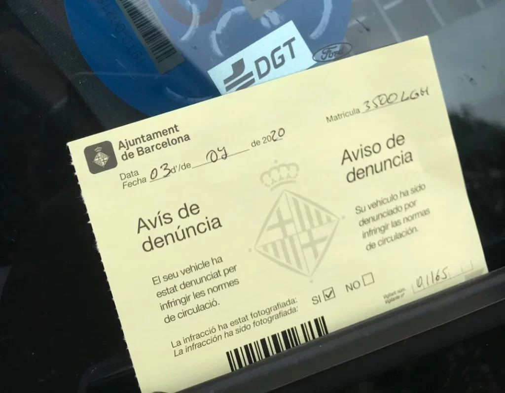 Multa parabrisas 1 Motor16