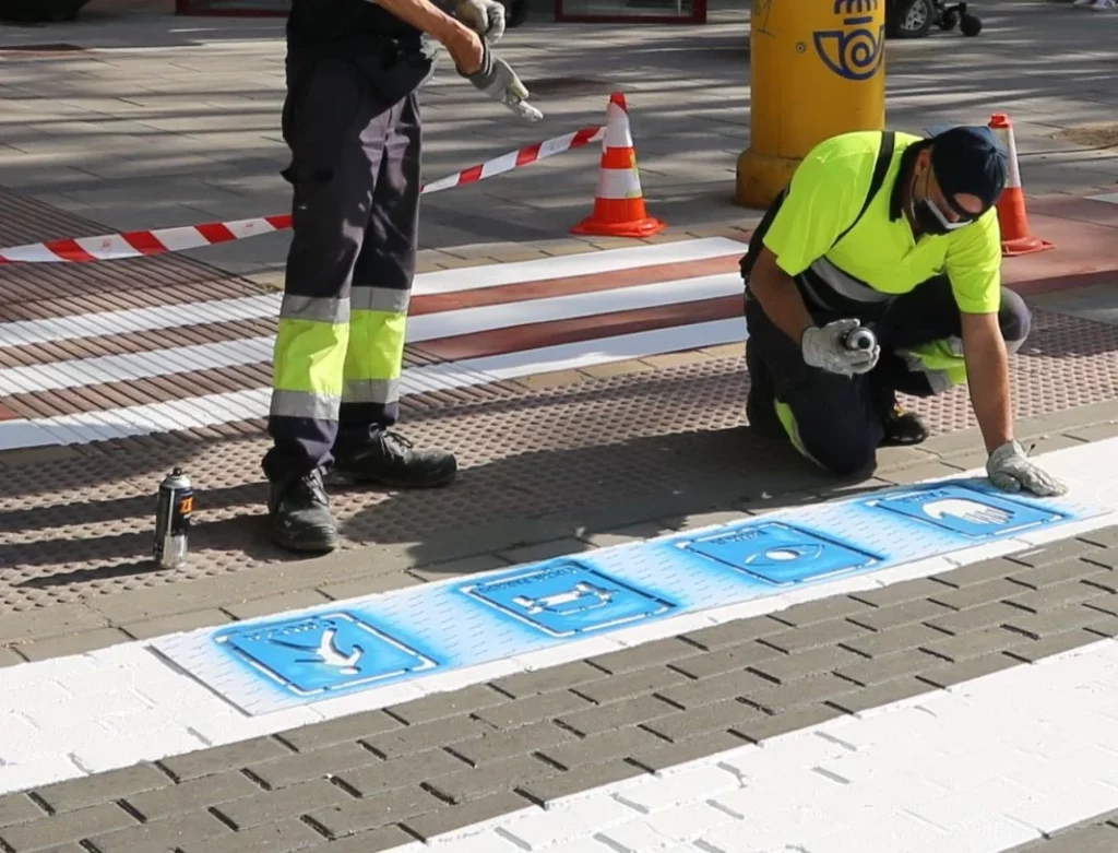 Las marcas viales que están pintando conductores anónimos y que les pueden salir por 3.000 euros 97 Motor16 PINTURA NUEVOS PASOS CEBRAI4A2478 Motor16