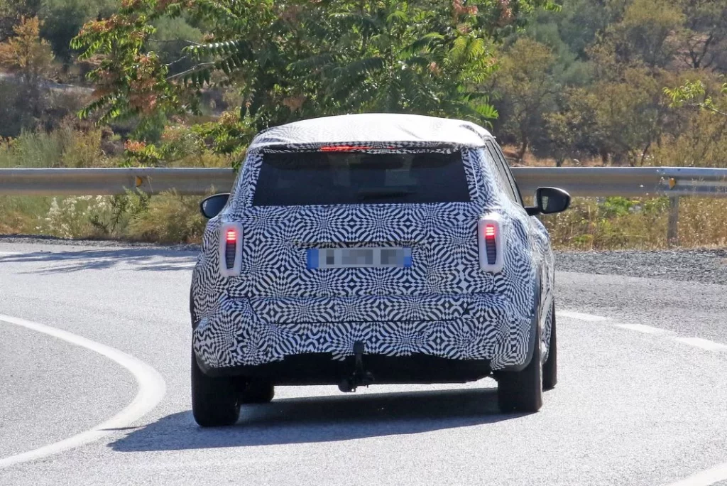 El Renault 4 E-Tech entra en la fase final de su puesta a punto 12 Motor16 Renault 4 E Tech espia 10 Motor16