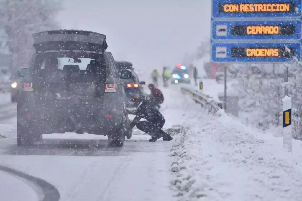 Senalizacion trafico invierno nieve Motor16