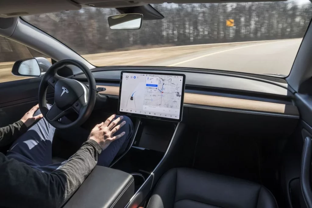 El conductor de un Tesla hizo una maniobra casi mortal para evitar el Sol en la carretera 2 Motor16 El consejo de Tesla sobre el uso del Autopilot