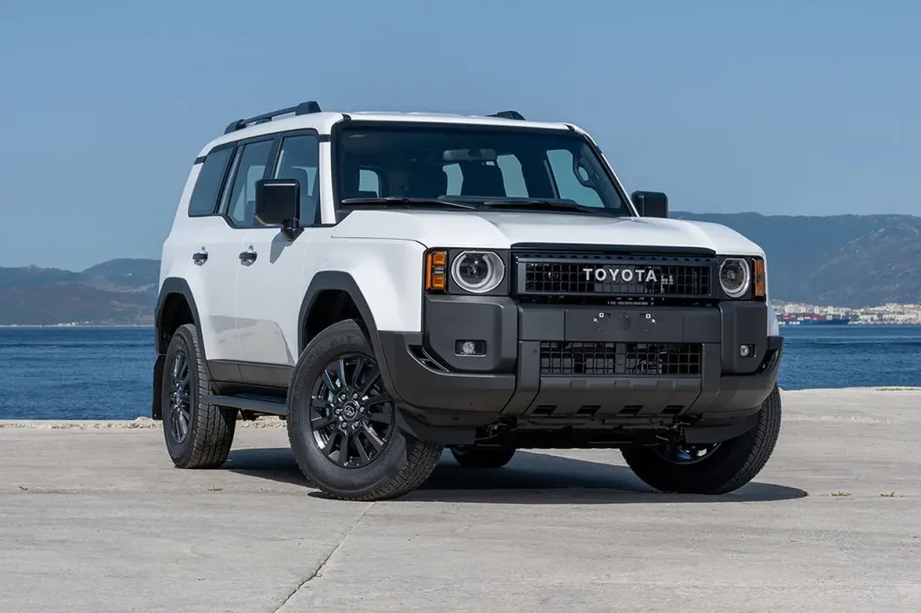 Este Toyota Land Cruiser básico se vende en la Península Ibérica… pero no lo puedes comprar 3 Motor16 Toyota Land Cruiser Prado 2025 1 Motor16
