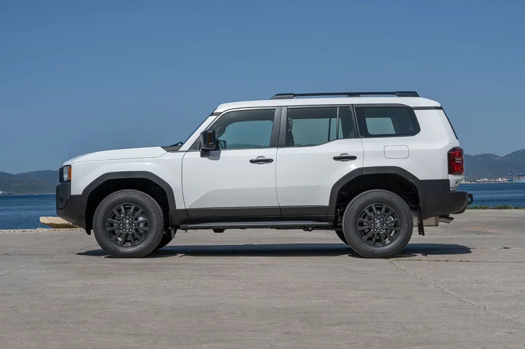 Este Toyota Land Cruiser básico se vende en la Península Ibérica… pero no lo puedes comprar 1 Motor16 Toyota Land Cruiser Prado 2025 (2)