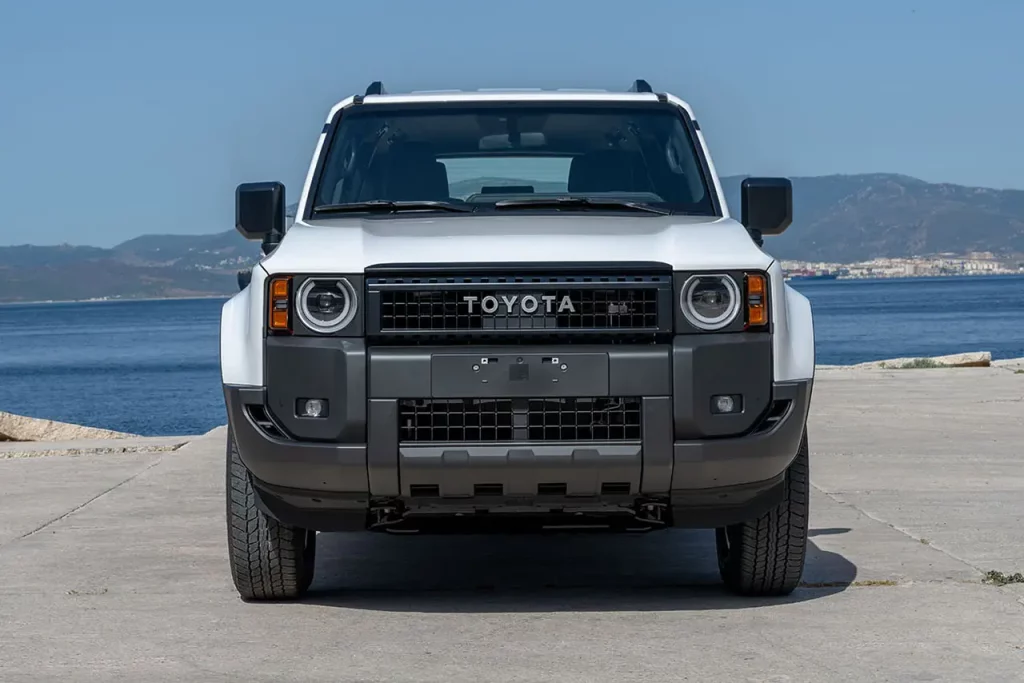 Este Toyota Land Cruiser básico se vende en la Península Ibérica… pero no lo puedes comprar 6 Motor16 Toyota Land Cruiser Prado 2025 3 Motor16