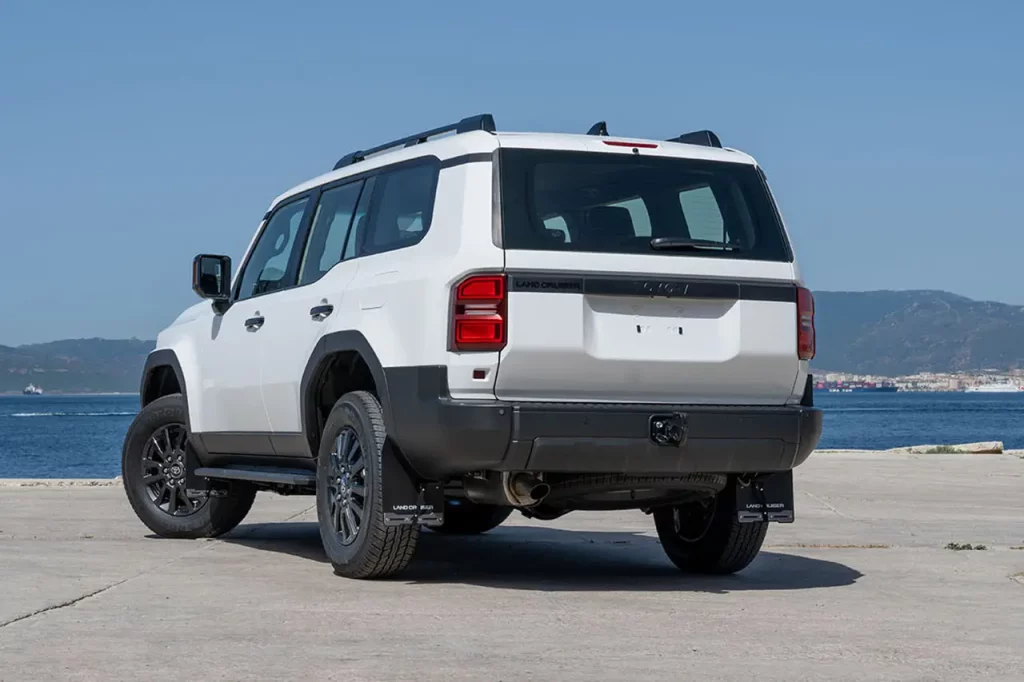 Este Toyota Land Cruiser básico se vende en la Península Ibérica… pero no lo puedes comprar 5 Motor16 Toyota Land Cruiser Prado 2025 4 Motor16