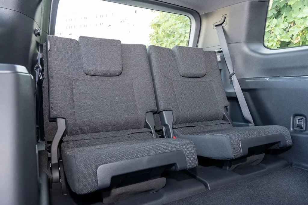 Este Toyota Land Cruiser básico se vende en la Península Ibérica… pero no lo puedes comprar 7 Motor16 Toyota Land Cruiser Prado 2025 5 Motor16