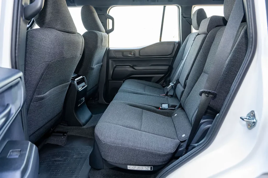 Este Toyota Land Cruiser básico se vende en la Península Ibérica… pero no lo puedes comprar 8 Motor16 Toyota Land Cruiser Prado 2025 6 Motor16